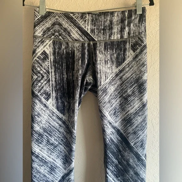 Lululemon Wunder Under Crop II *Full-On Luon in Heat Wave White Black ~ Size 6 - Picture 5 of 9